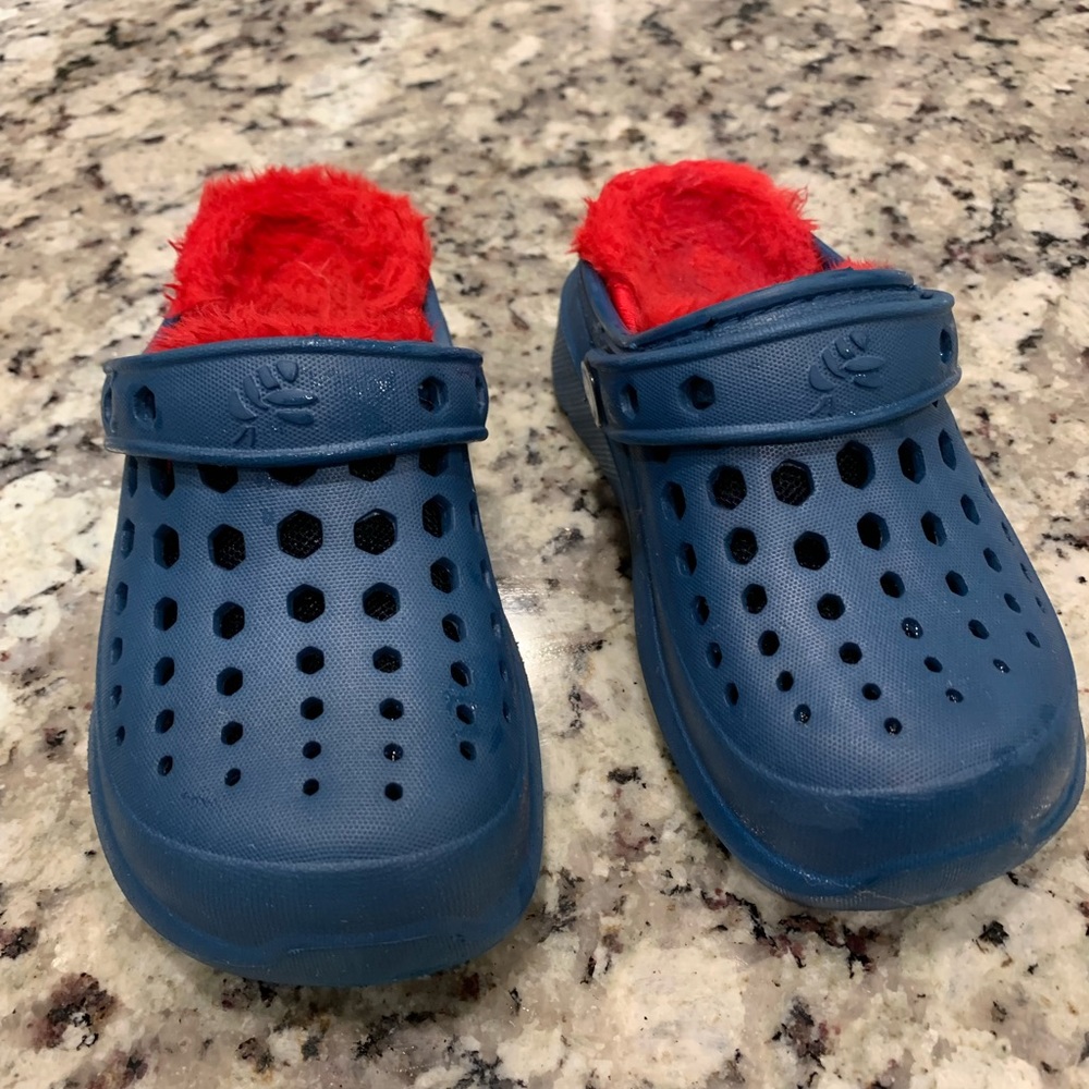 Joybees kids shoes. Navy with red furry removable inside.